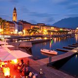 Ascona am Abend mit Blick auf den kleinen Hafen in der Schweiz