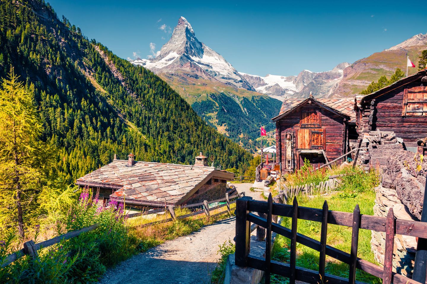Häuser von Zermatt mit Bergwelten im Hintergrund in der Schweiz