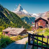 Häuser von Zermatt mit Bergwelten im Hintergrund in der Schweiz