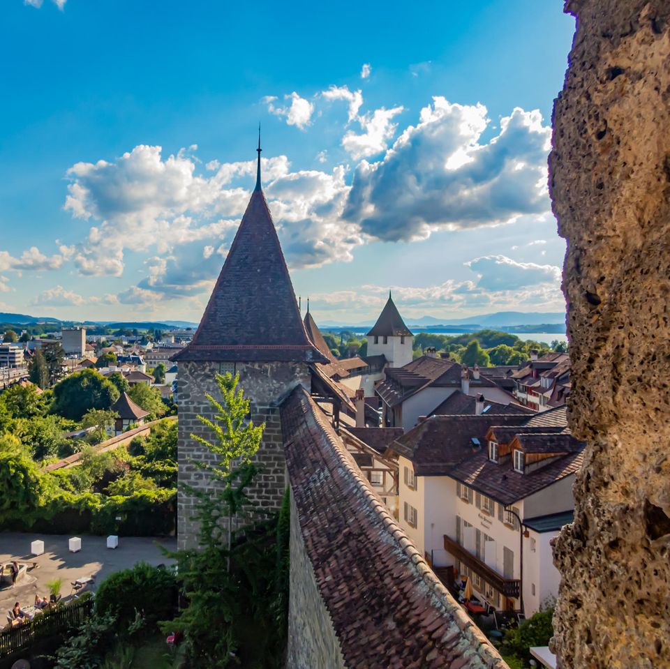 Murten Historische Stadtmauer von Murten in der Schweiz