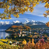 Spiez am Thunersee mit Berner Alpen im Hintergrund im Herbst