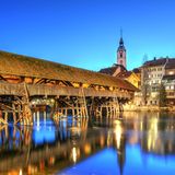 Beleuchtete Brücke von Olten am Abend