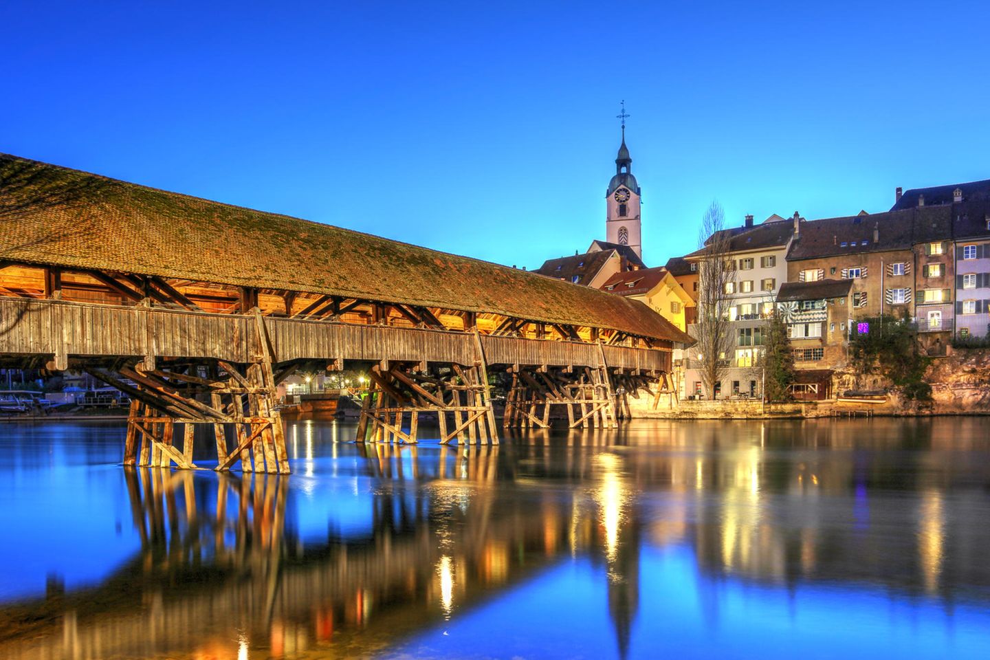 Beleuchtete Brücke von Olten am Abend