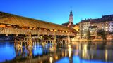 Beleuchtete Brücke von Olten am Abend