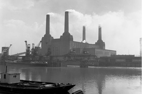 Das Londoner Battersea-Kraftwerk in den 1950er Jahren: Das Vereinigte Köngreich rangiert im historischen CO2-Ranking hinter Deutschland und Indien auf Platz acht