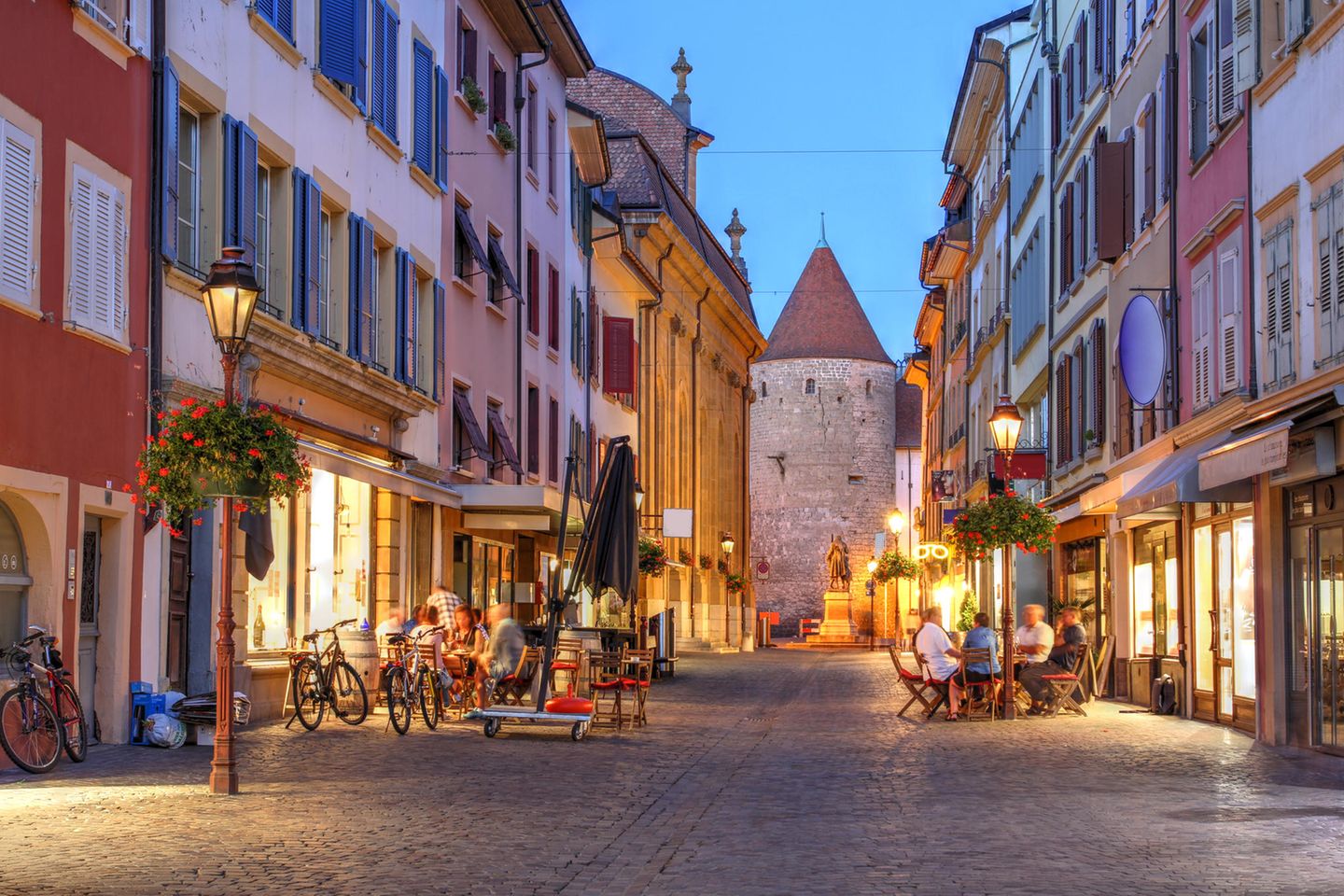 Belebte Fußgängerzone am Abend in Yverdon-les-Bains, Schweiz