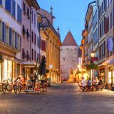 Belebte Fußgängerzone am Abend in Yverdon-les-Bains, Schweiz