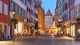 Belebte Fußgängerzone am Abend in Yverdon-les-Bains, Schweiz