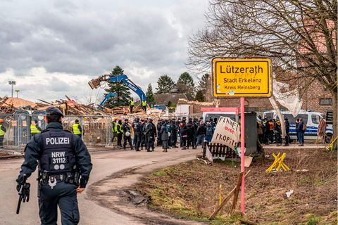 Das Dorf Lützerath soll für die Erweiterung des Braunkohletagebaus Garzweiler II geräumt werden. Ein Teil der Gebäude ist schon zerstört