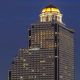 Erleuchteter State Tower in Bangkok am Abend