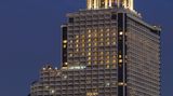 Erleuchteter State Tower in Bangkok am Abend