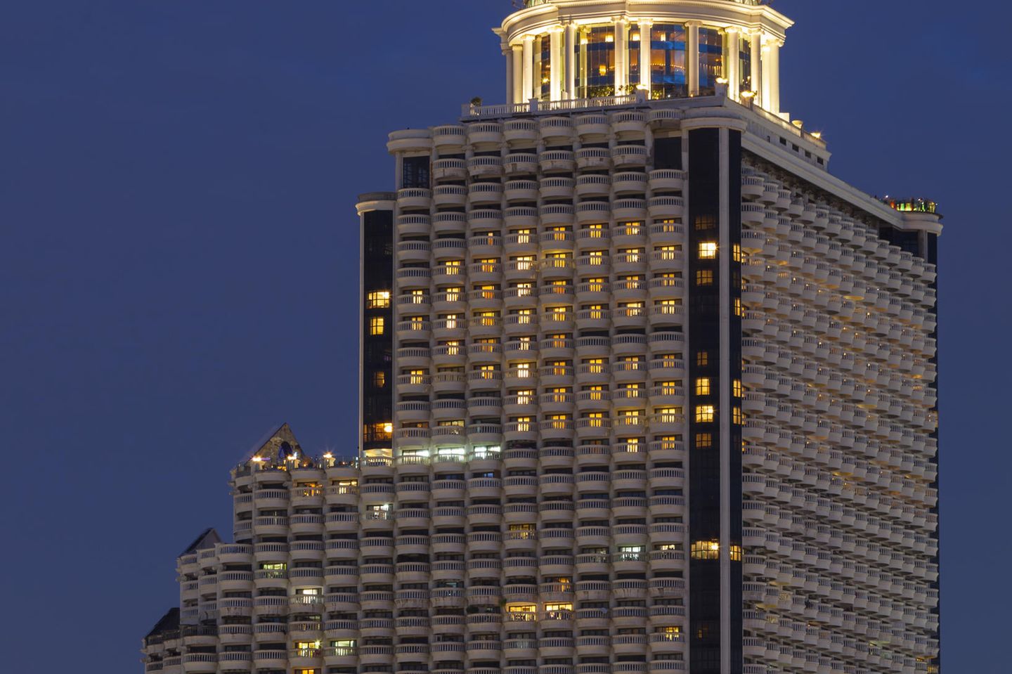 Erleuchteter State Tower in Bangkok am Abend Erleuchteter State Tower in Bangkok am Abend