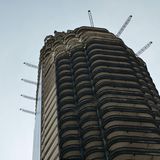 Ghost Tower in Bangkok mit Kränen