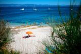 Reisende am Strand von Pontevedra auf der Insel Ons
