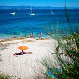 Reisende am Strand von Pontevedra auf der Insel Ons