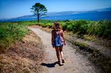 Frau wandert bei sonnigem Wetter auf der Insel Ons