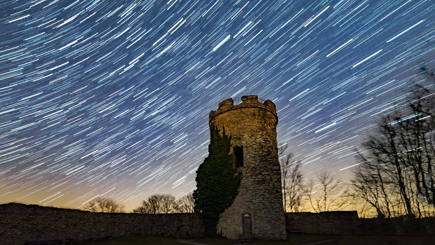Highlights am Sternenhimmel: Durch Langzeitbelichtung werden die Sternenbahnen über der hessischen Burg Ebersburg sichtbar (Symbolbild) Durch Langzeitbelichtung werden die Sternenbahnen über der hessischen Burg Ebersburg sichtbar