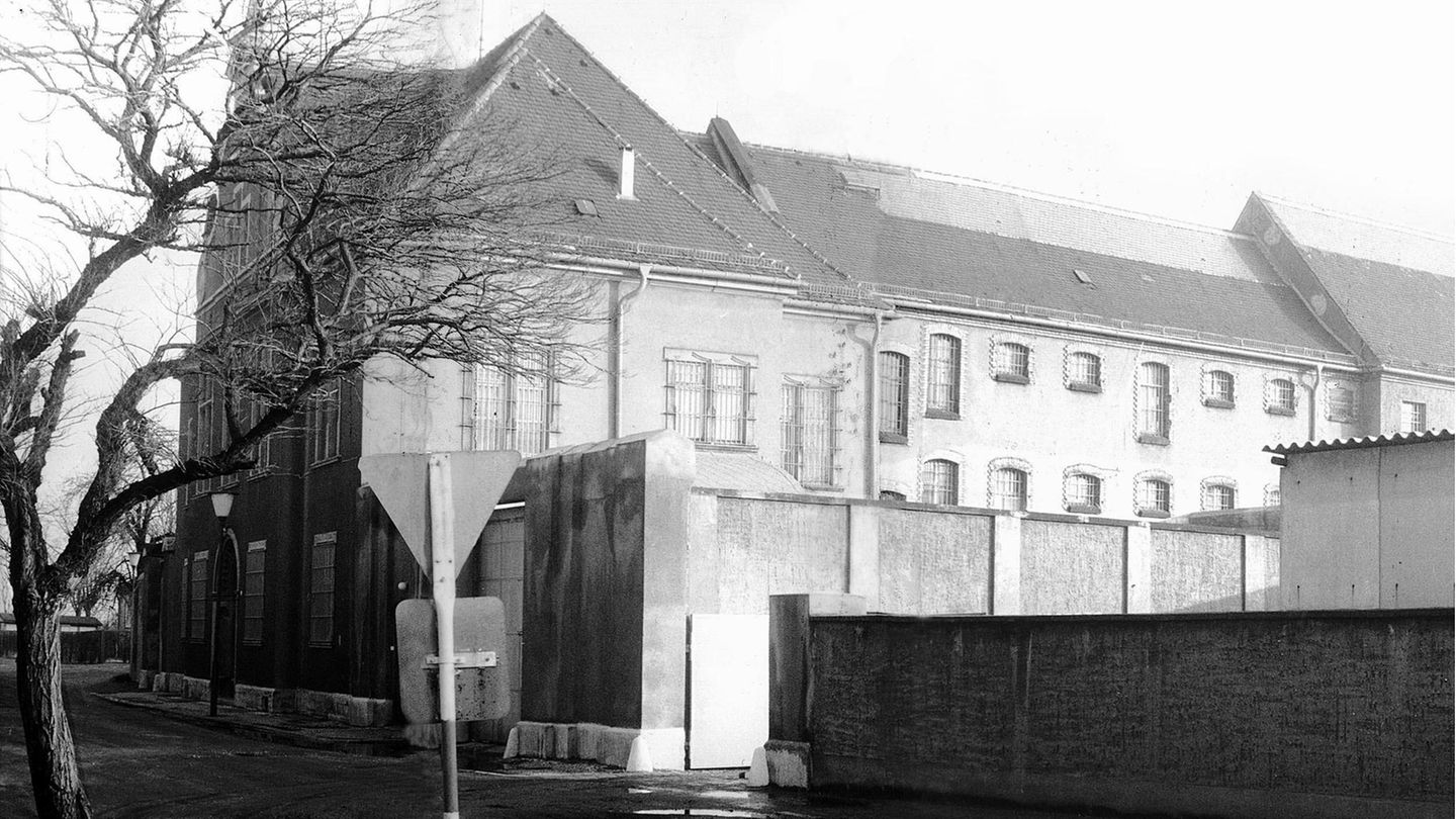 Hinter Mauer und Stacheldraht: Der Geschlossene Jugendwerkhof Torgau in Sachsen, Verwaltungstrakt mit Schleusenbereich (um 1978)