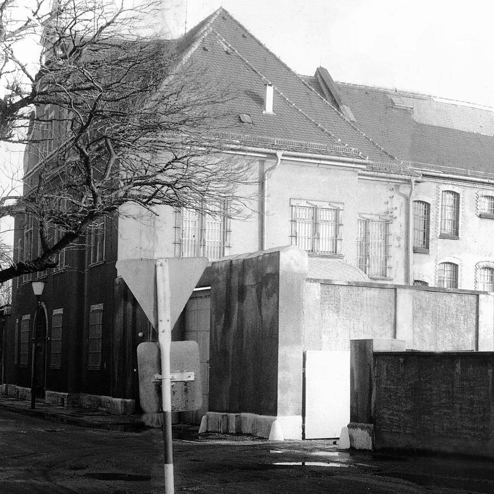 Hinter Mauer und Stacheldraht: Der Geschlossene Jugendwerkhof Torgau in Sachsen, Verwaltungstrakt mit Schleusenbereich (um 1978)