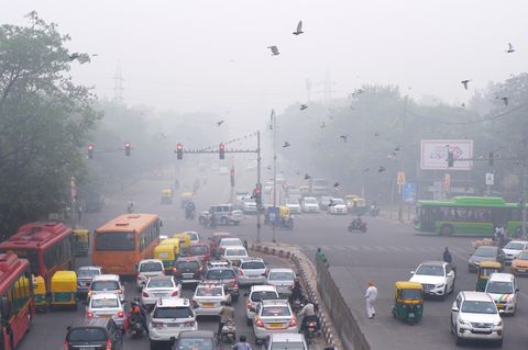 Smog in Neu Delhi, Indien: Vor der Weltklimakonferenz in Glasgow hat die Weltgesundheitsorganisation (WHO) mit deutlichen Worten zu ehrgeizigen neuen Klimaschutzzielen aufgerufen