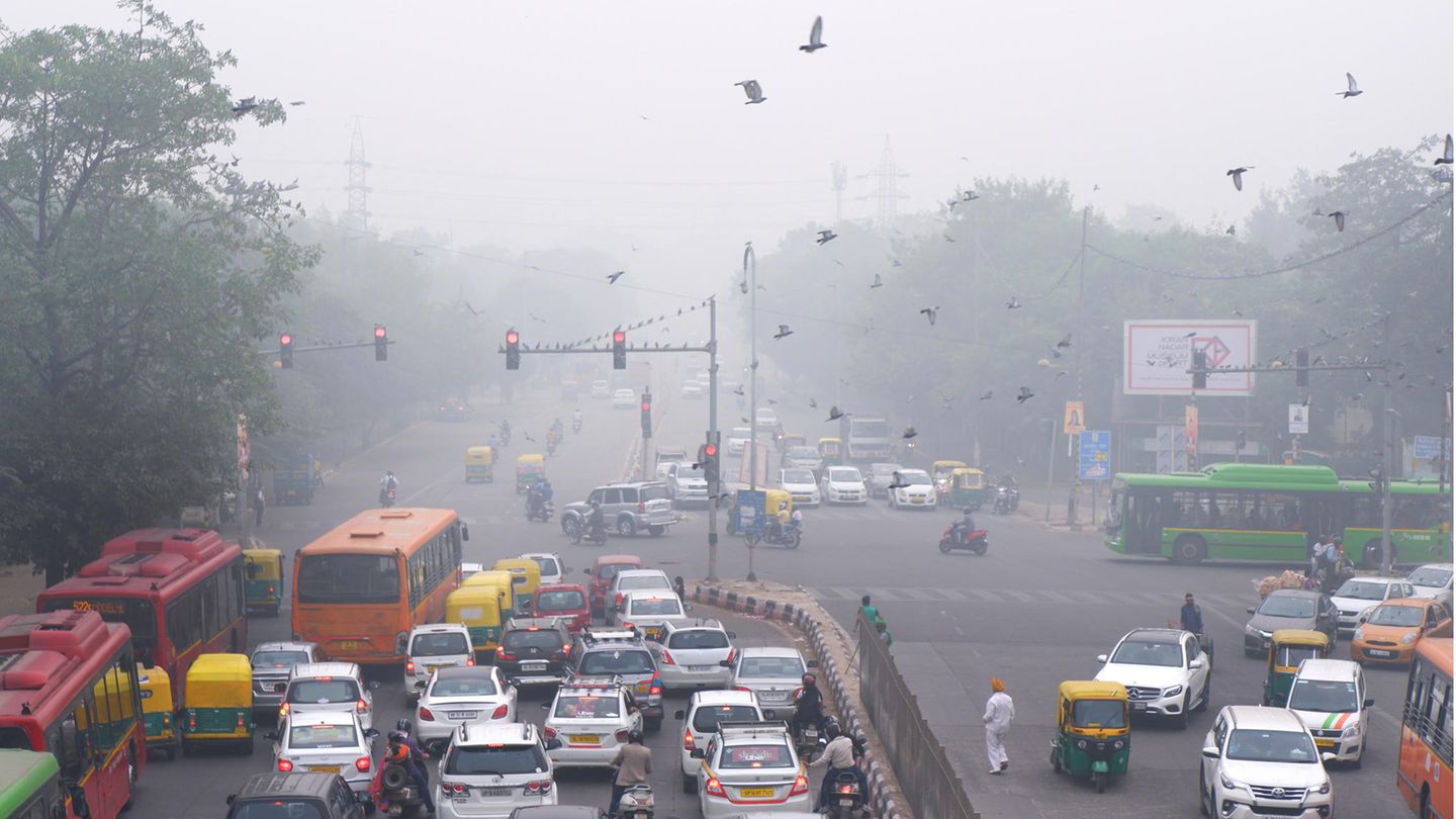 Klimakrise: Smog in Neu Delhi, Indien: Vor der Weltklimakonferenz in Glasgow hat die Weltgesundheitsorganisation (WHO) mit deutlichen Worten zu ehrgeizigen neuen Klimaschutzzielen aufgerufen Smog in Neu Delhi, Indien: Vor der Weltklimakonferenz in Glasgow hat die Weltgesundheitsorganisation (WHO) mit deutlichen Worten zu ehrgeizigen neuen Klimaschutzzielen aufgerufen