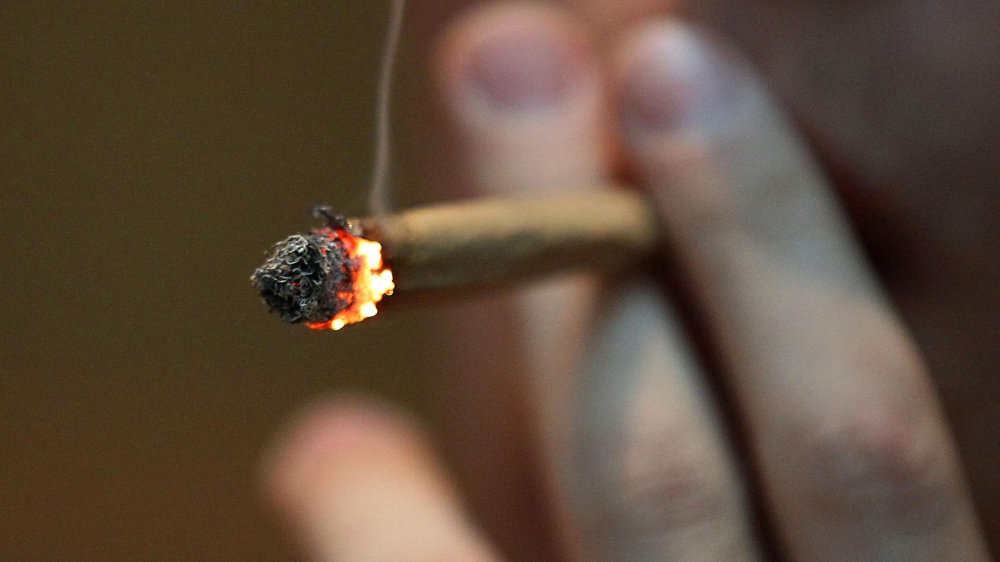 Ein Mann raucht einen Joint