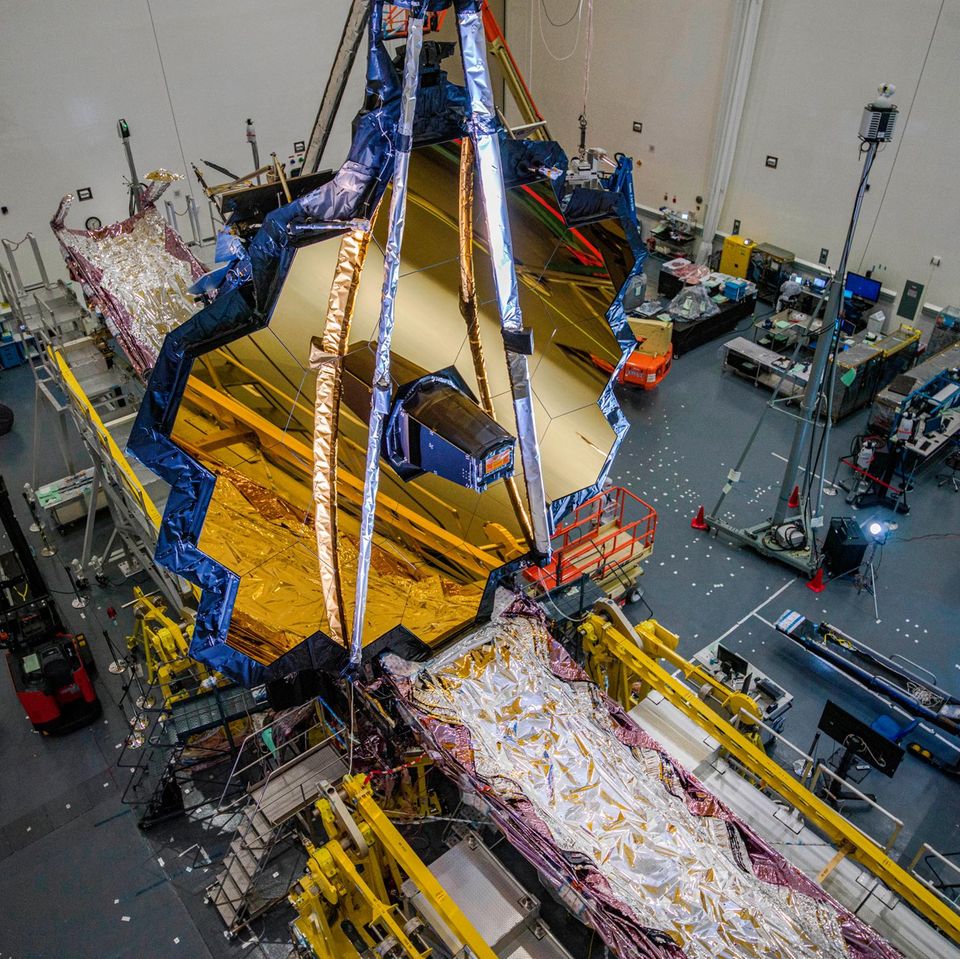Allein der Hauptspiegel des zukünftigen Weltraumteleskops – hier 2020 in einem kalifornischen Labor – hat einen Durchmesser von 6,5 Metern.