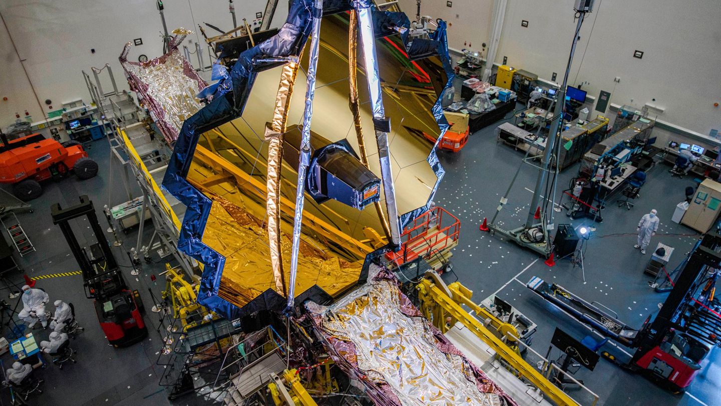 Allein der Hauptspiegel des zukünftigen Weltraumteleskops – hier 2020 in einem kalifornischen Labor – hat einen Durchmesser von 6,5 Metern.