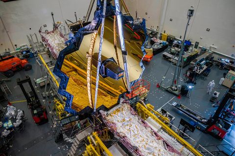 Allein der Hauptspiegel des zukünftigen Weltraumteleskops – hier 2020 in einem kalifornischen Labor – hat einen Durchmesser von 6,5 Metern.