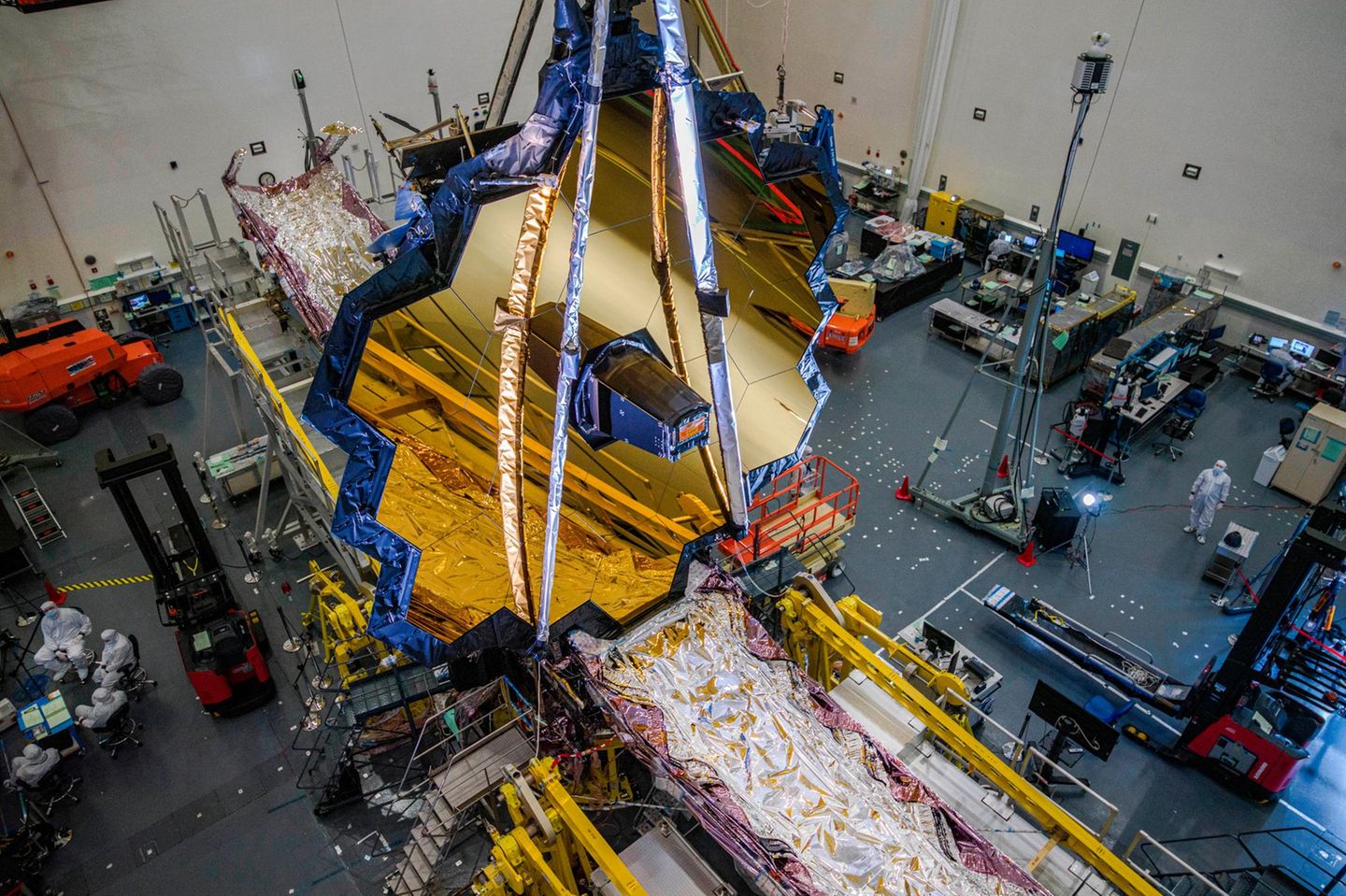 Allein der Hauptspiegel des zukünftigen Weltraumteleskops – hier 2020 in einem kalifornischen Labor – hat einen Durchmesser von 6,5 Metern.
