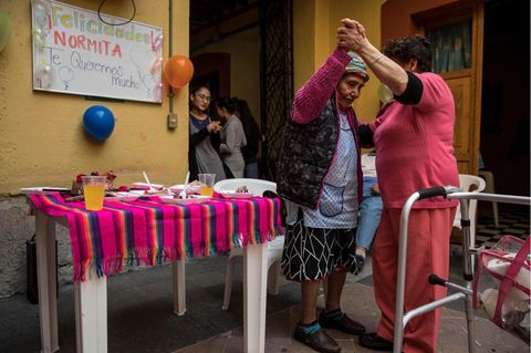 "Normita" Sánchez Espinoza feiert ihren 85. Geburtstag tanzend in der Casa Xochiquetzal