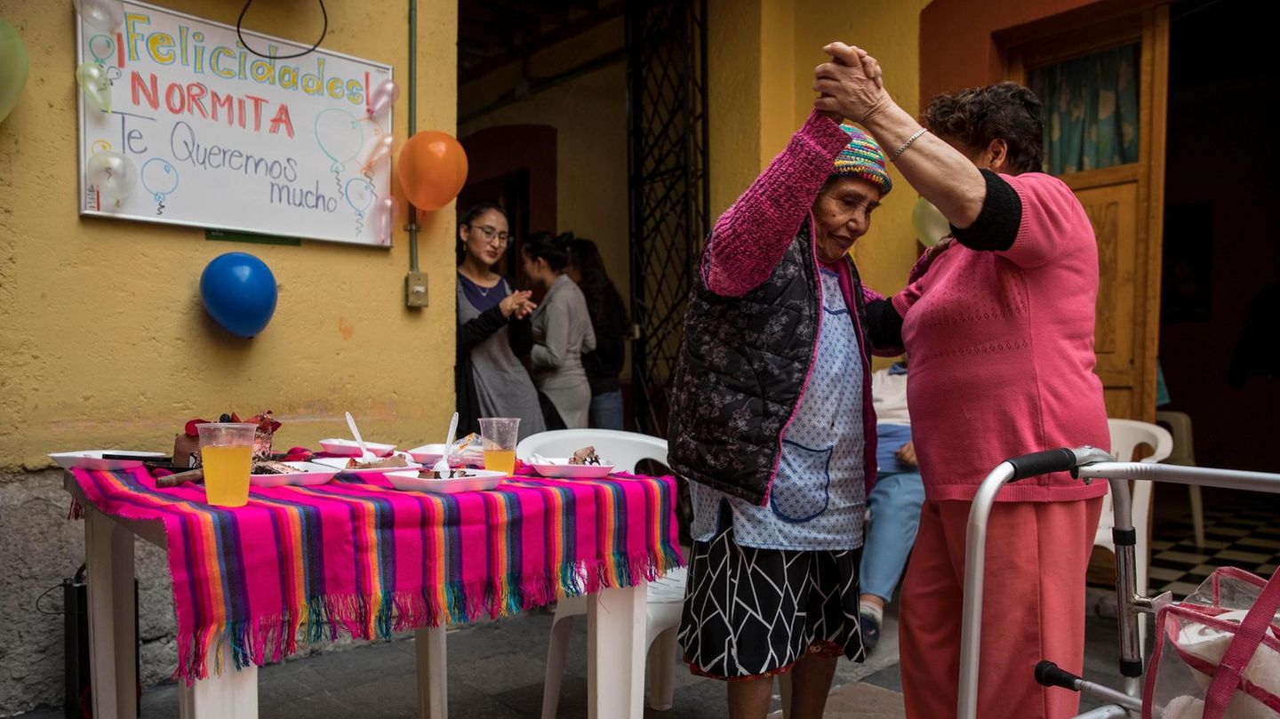 "Normita" Sánchez Espinoza feiert ihren 85. Geburtstag tanzend in der Casa Xochiquetzal