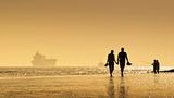 Deutschland, Cuxhaven, Elbe, Elbmündung, Watt, Schiff, Frachter, Menschen,