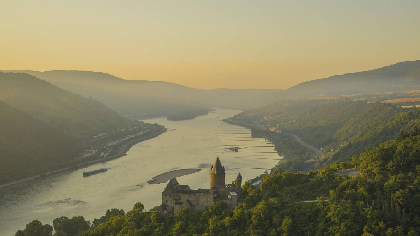 Rhein Germany, Rhineland Palatinate, Bacharach, Stahleck Castle, Upper Middle Rhine Valley in the evening