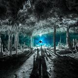 Märchenhaft wirkt die mexikanische Cenote Dos Pisos. Durch das Licht im Hintergrund werfen die Speläotheme, sekundäre Mineralablagerungen, lange Schatten. Martin Broen siegt  mit diesem Bild in der Kategorie "Exploration Photographer of the Year".