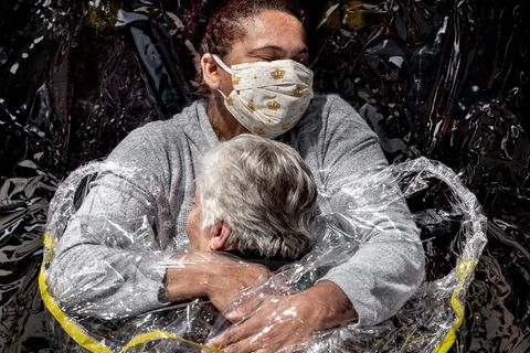Die erste Umarmung seit 5 Monaten. Das Coronavirus hat 4,1 Millionen Brasilianer infiziert, mehr als 127.000 sind gestorben. Seit März 2020 sind in Altenheimen keine Familienbesuche mehr erlaubt und das Pflegepersonal hat jeglichen körperlichen Kontakt so weit wie möglich eingeschränkt. Aber bei „Viva Bem“ außerhalb von Sao Paulo müssen die Älteren nicht mehr ohne Umarmungen leben. Ein speziell angefertigter Plastikvorhang mit Ärmeln lässt die Familie ganz nah ran. Und wenn die Angehörigen nicht kommen können, hilft das Personal mit. Hier sind alle Familienmitglieder, wie die Mitarbeiter erklären. Und jeder verdient eine wirklich enge Umarmung. Der erste seit fünf Monaten.