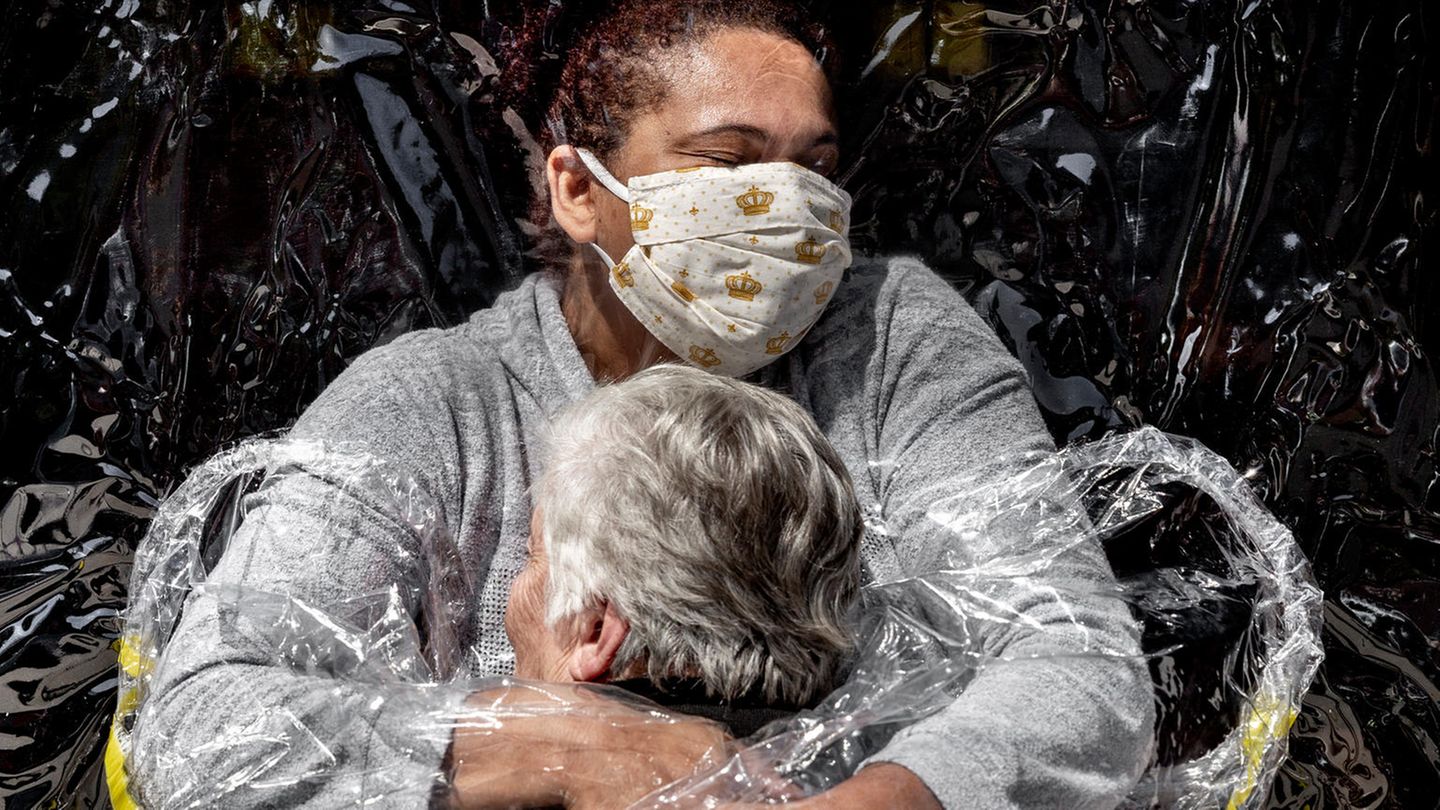 Die erste Umarmung seit 5 Monaten. Das Coronavirus hat 4,1 Millionen Brasilianer infiziert, mehr als 127.000 sind gestorben. Seit März 2020 sind in Altenheimen keine Familienbesuche mehr erlaubt und das Pflegepersonal hat jeglichen körperlichen Kontakt so weit wie möglich eingeschränkt. Aber bei „Viva Bem“ außerhalb von Sao Paulo müssen die Älteren nicht mehr ohne Umarmungen leben. Ein speziell angefertigter Plastikvorhang mit Ärmeln lässt die Familie ganz nah ran. Und wenn die Angehörigen nicht kommen können, hilft das Personal mit. Hier sind alle Familienmitglieder, wie die Mitarbeiter erklären. Und jeder verdient eine wirklich enge Umarmung. Der erste seit fünf Monaten.