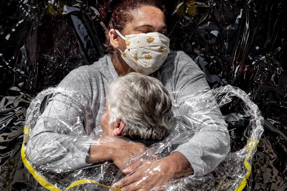 Die erste Umarmung seit 5 Monaten. Das Coronavirus hat 4,1 Millionen Brasilianer infiziert, mehr als 127.000 sind gestorben. Seit März 2020 sind in Altenheimen keine Familienbesuche mehr erlaubt und das Pflegepersonal hat jeglichen körperlichen Kontakt so weit wie möglich eingeschränkt. Aber bei „Viva Bem“ außerhalb von Sao Paulo müssen die Älteren nicht mehr ohne Umarmungen leben. Ein speziell angefertigter Plastikvorhang mit Ärmeln lässt die Familie ganz nah ran. Und wenn die Angehörigen nicht kommen können, hilft das Personal mit. Hier sind alle Familienmitglieder, wie die Mitarbeiter erklären. Und jeder verdient eine wirklich enge Umarmung. Der erste seit fünf Monaten.