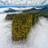 Wie ein Ungetüm ragt der ovale Bergrücken aus der Wolkendecke hervor. Bei einem Helikopterflug durch das Serra do Mar, ein 1500 Kilometer langer Gebirgszug im Südosten Brasiliens, fängt Denis Ferreira Netto diese mystische Szenerie ein und wird damit Zweitplatzierter in der Kategorie „Landscape“