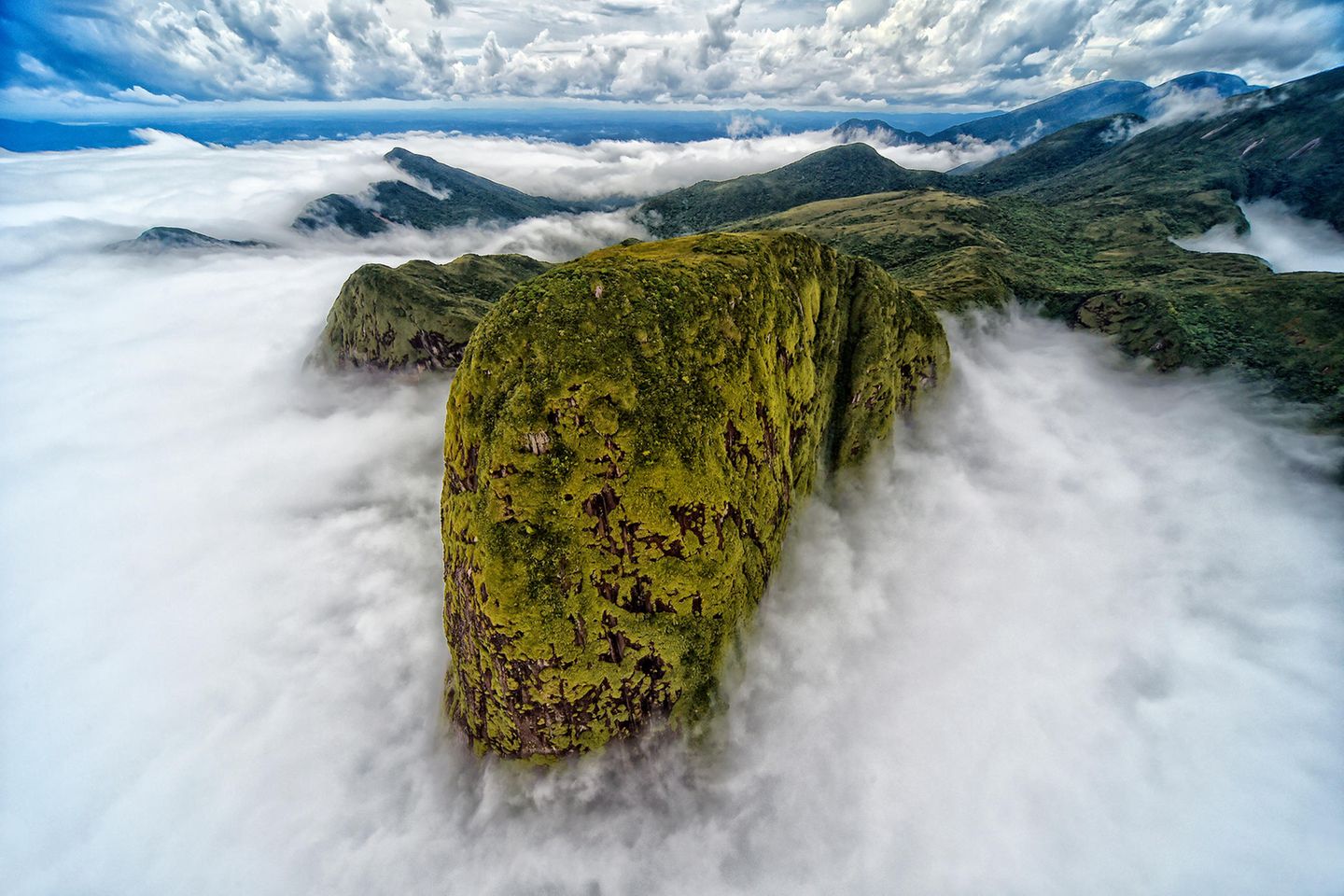 Wie ein Ungetüm ragt der ovale Bergrücken aus der Wolkendecke hervor. Bei einem Helikopterflug durch das Serra do Mar, ein 1500 Kilometer langer Gebirgszug im Südosten Brasiliens, fängt Denis Ferreira Netto diese mystische Szenerie ein und wird damit Zweitplatzierter in der Kategorie „Landscape“