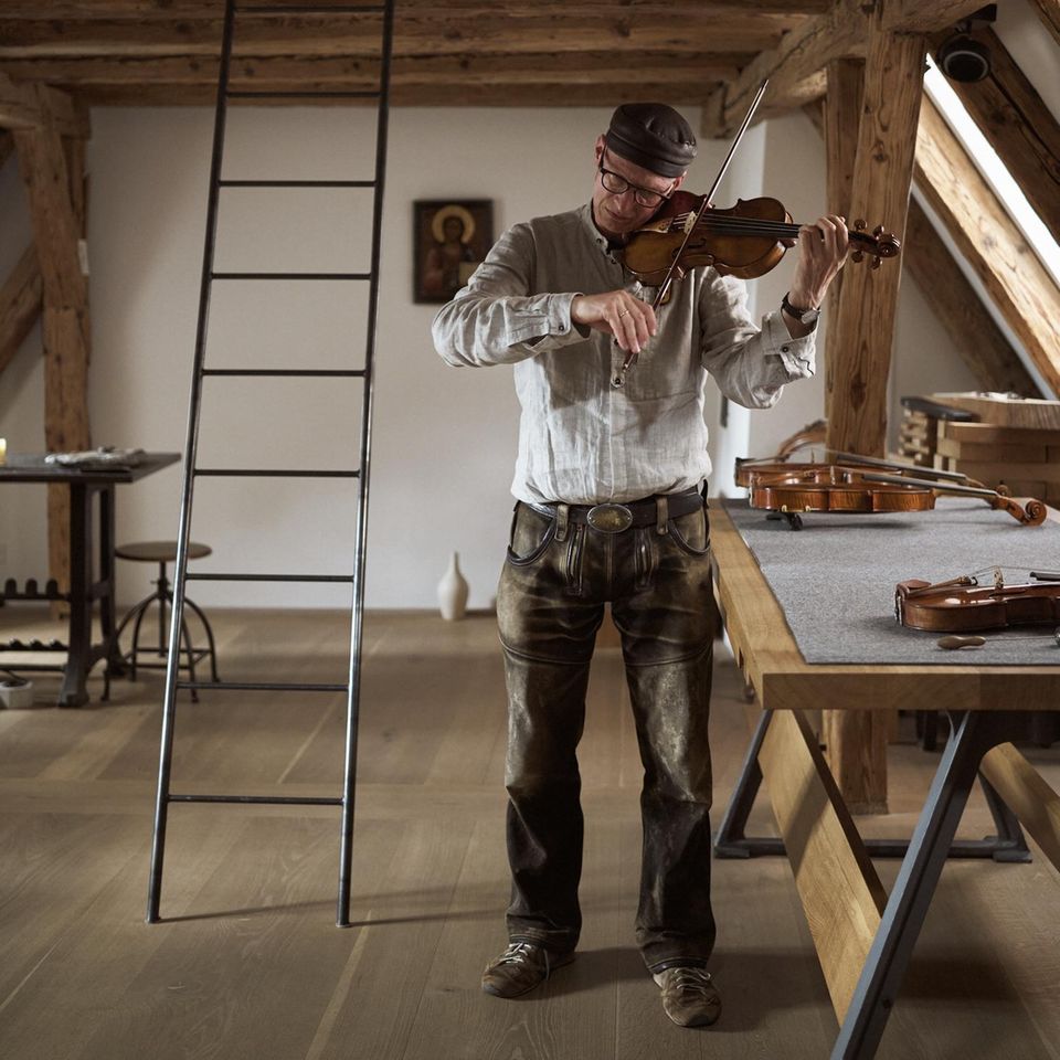 Mit dem Bogen streicht Schleske über die Saiten der soeben spielfertig gewordenen Violine Opus 323. Erst in diesem Moment wird Akustik zu Klang, sagt er. Dann ertöne aus dem Holz etwas, das man nicht messen könne, nur spüren