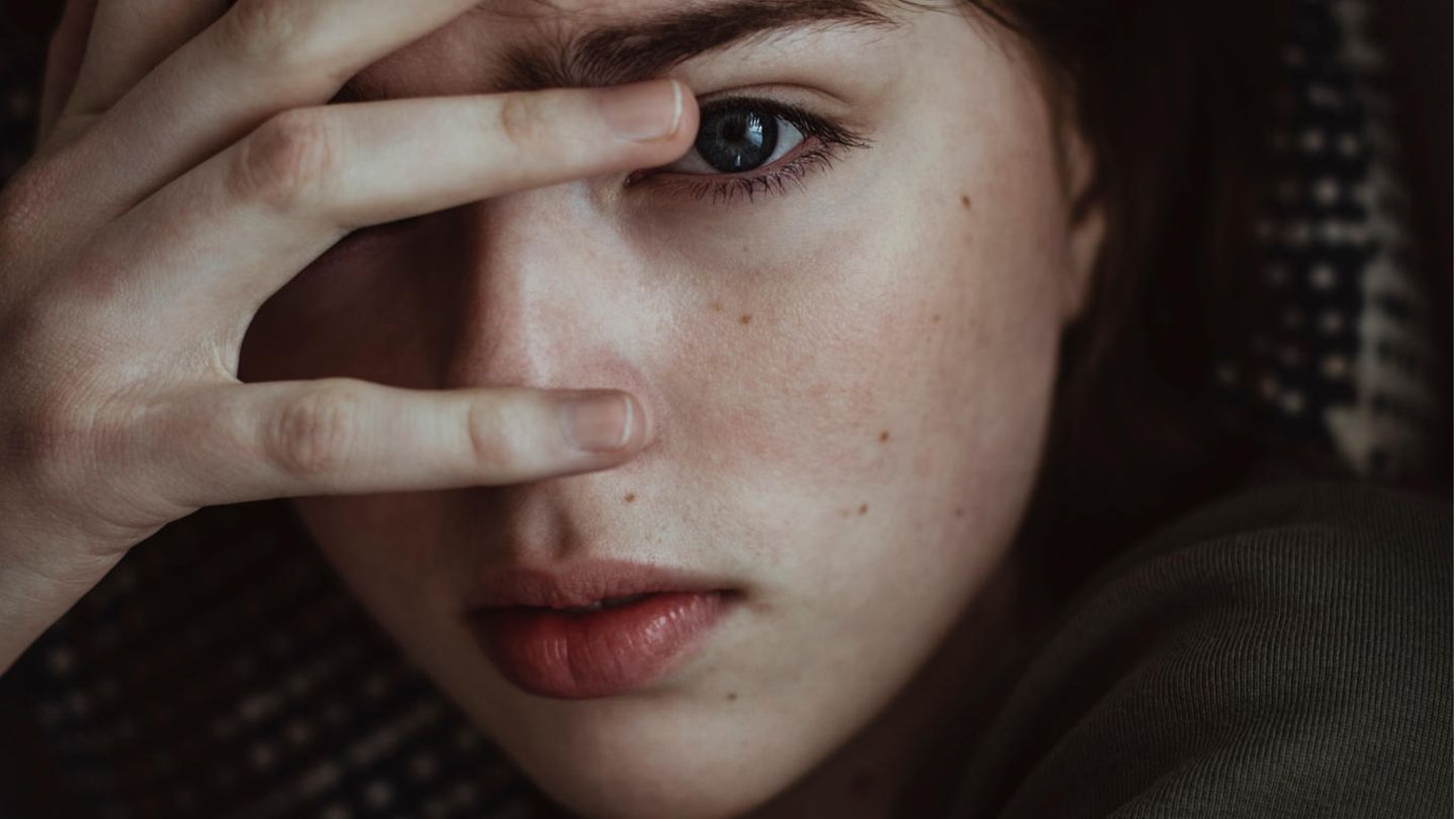 Wer in den Strudel der Erschöpfung gerät, erlebt, wie sich sein Wesen radikal verändert: Begeisterung schlägt um in Verdruss, Kreativität und Motivation weichen Initiativlosigkeit