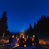 Lagerfeuer mit Freunden