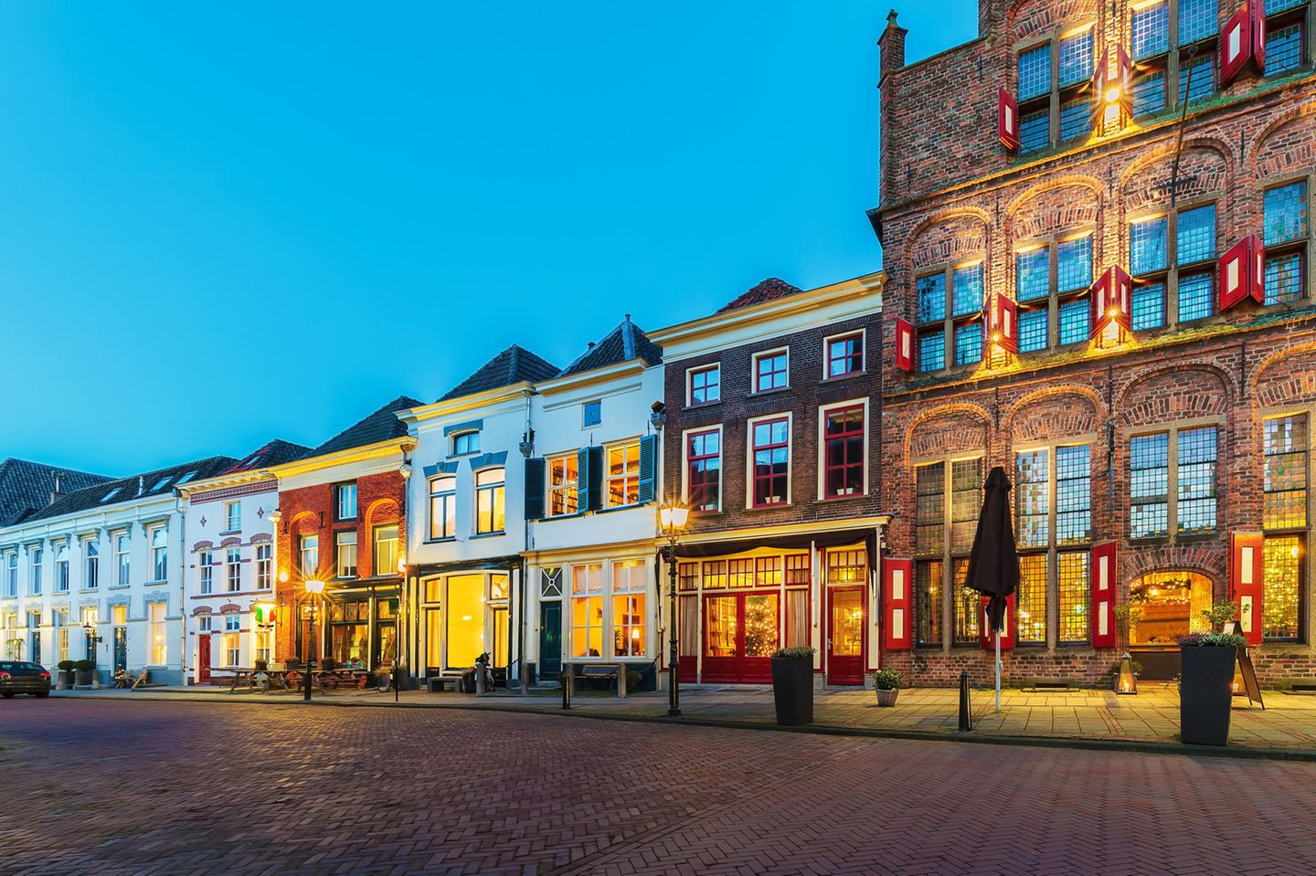 Häuser bei Sonnenuntergang in der Innenstadt von Doesburg