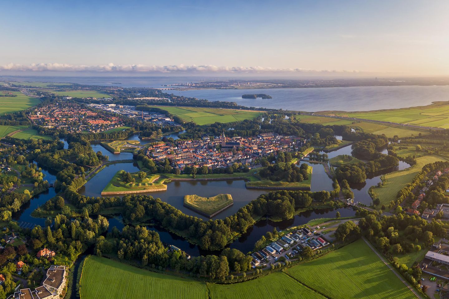 Naarden bei Sonnenuntergang aus der Vogelperspektive