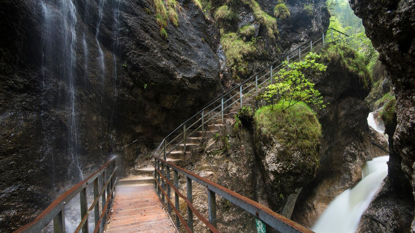 Entlang von Wasserfällen durch die Almbachklamm Almbachklamm in den Berchtesgadener Alpen