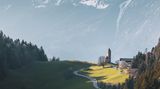 18.10.2021      "Eine "kleine" Kirche vor den mächtigen Bergmassiv."      Ort: Hafling  Mehr Fotos von Martin Girtler