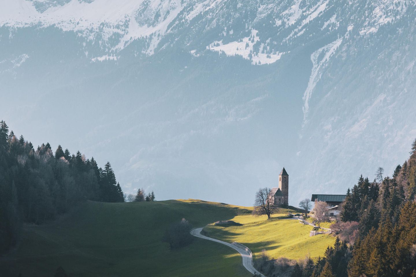 18.10.2021      "Eine "kleine" Kirche vor den mächtigen Bergmassiv."      Ort: Hafling  Mehr Fotos von Martin Girtler