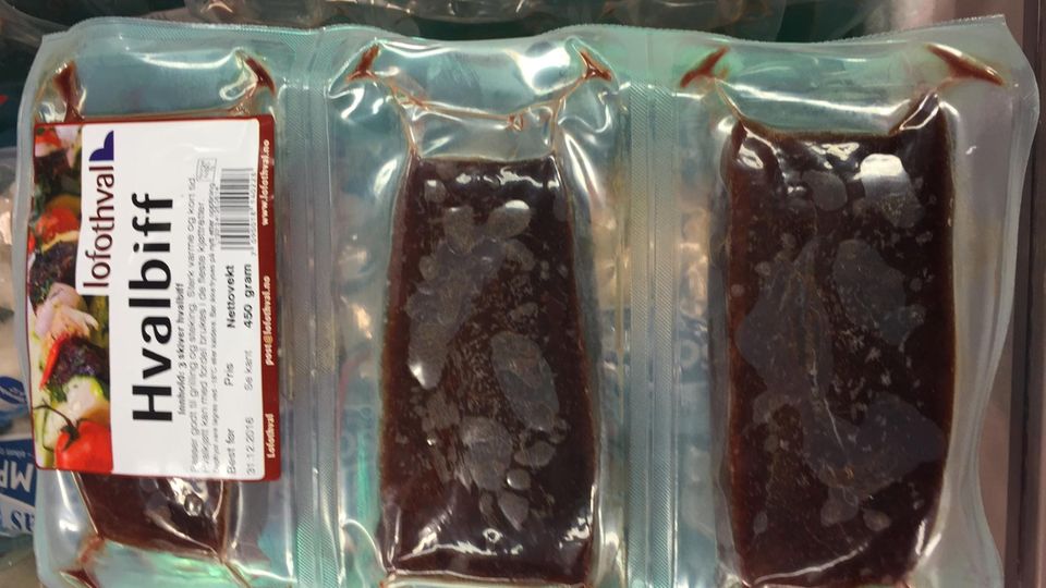 Norwegen: Fleisch von bedrohten Walen landet nicht nur als "Delikatesse" in norwegischen Lebensmittelgeschäften. Es wird auch exportiert, an Hunde verfüttert – oder einfach weggeworfen Fleisch von bedrohten Walen landet nicht nur als "Delikatesse" in norwegischen Lebensmittelgeschäften. Es wird auch exportiert, an Hunde verfüttert – oder einfach weggeworfen