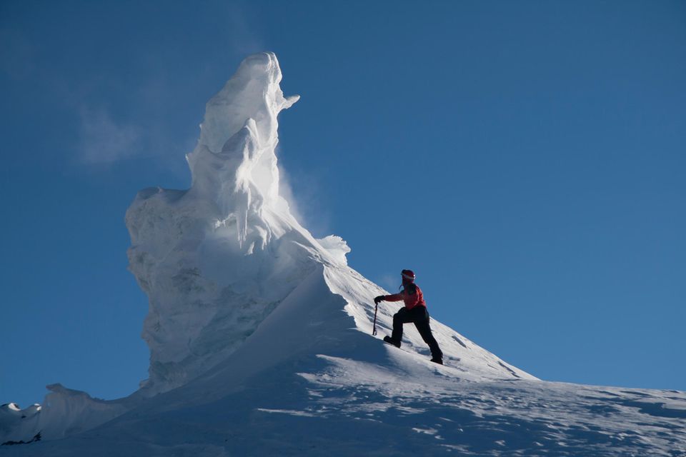 Am antarktischen Vulkan Mount Erebus erkundete Alexander Gerst früher als Geophysiker unter anderem bizarre Schneeskulpturen, die am Kraterrand aus gefrorenem Dampf entstehen.